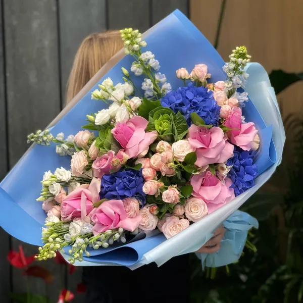 Букет из роз, брассики и эустом