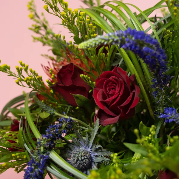 Розы, протея и вероника в коробке