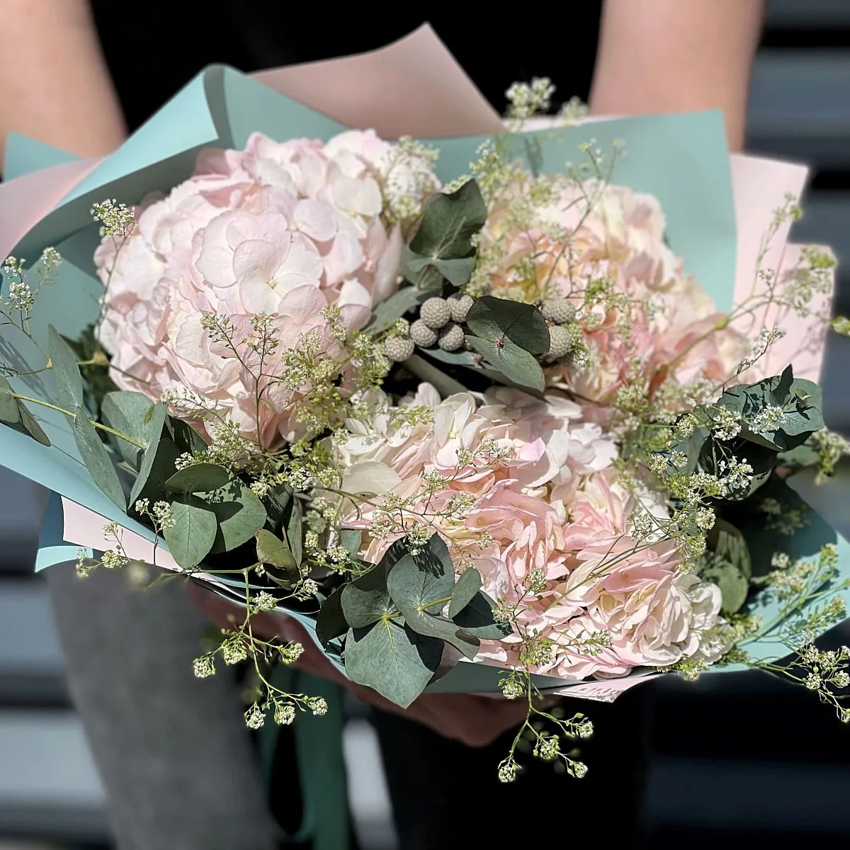 Огромный букет из гортензии, брунии и гипсофил