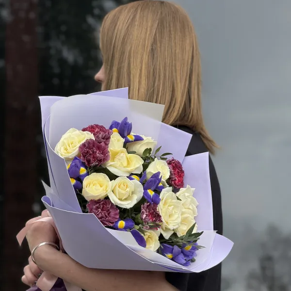 Букет из роз, фисташек и ирисов