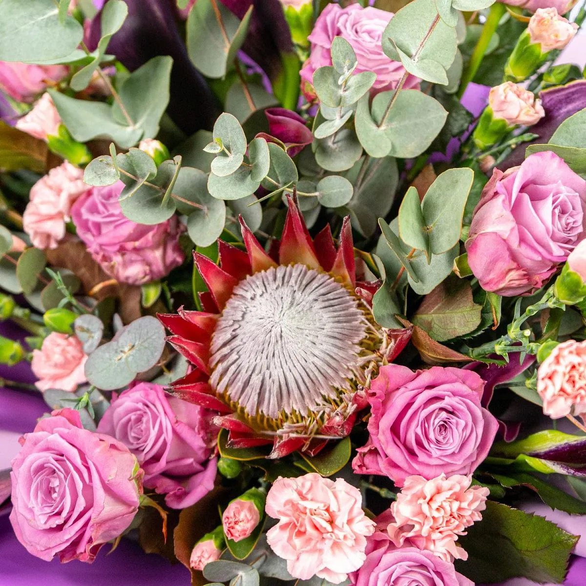 Букет из роз, гвоздик и протеи