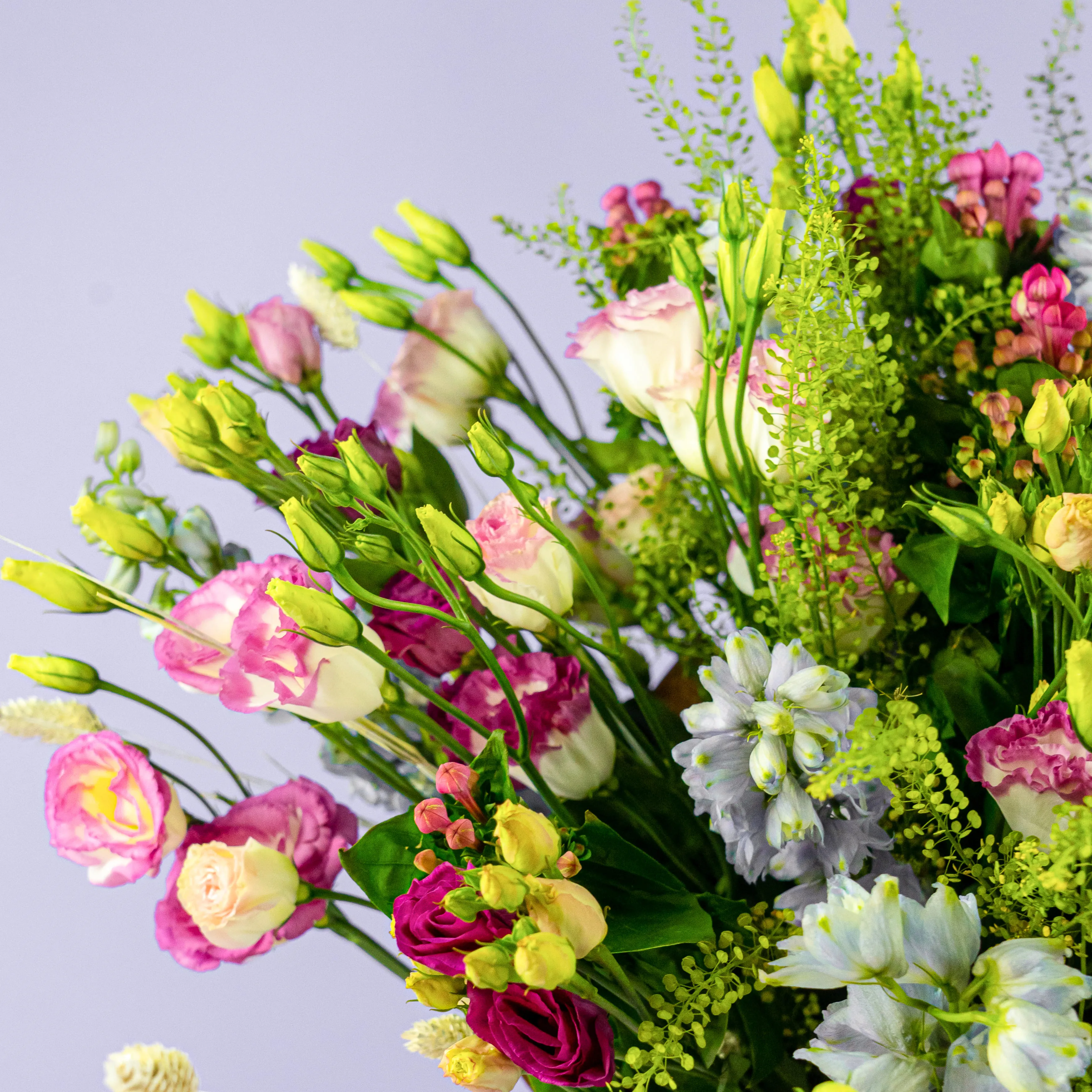 Букет из эустом и дельфиниумов