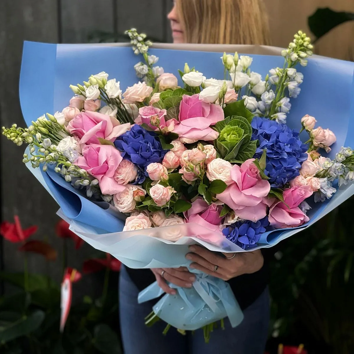 Огромный букет из роз, брассики и эустом