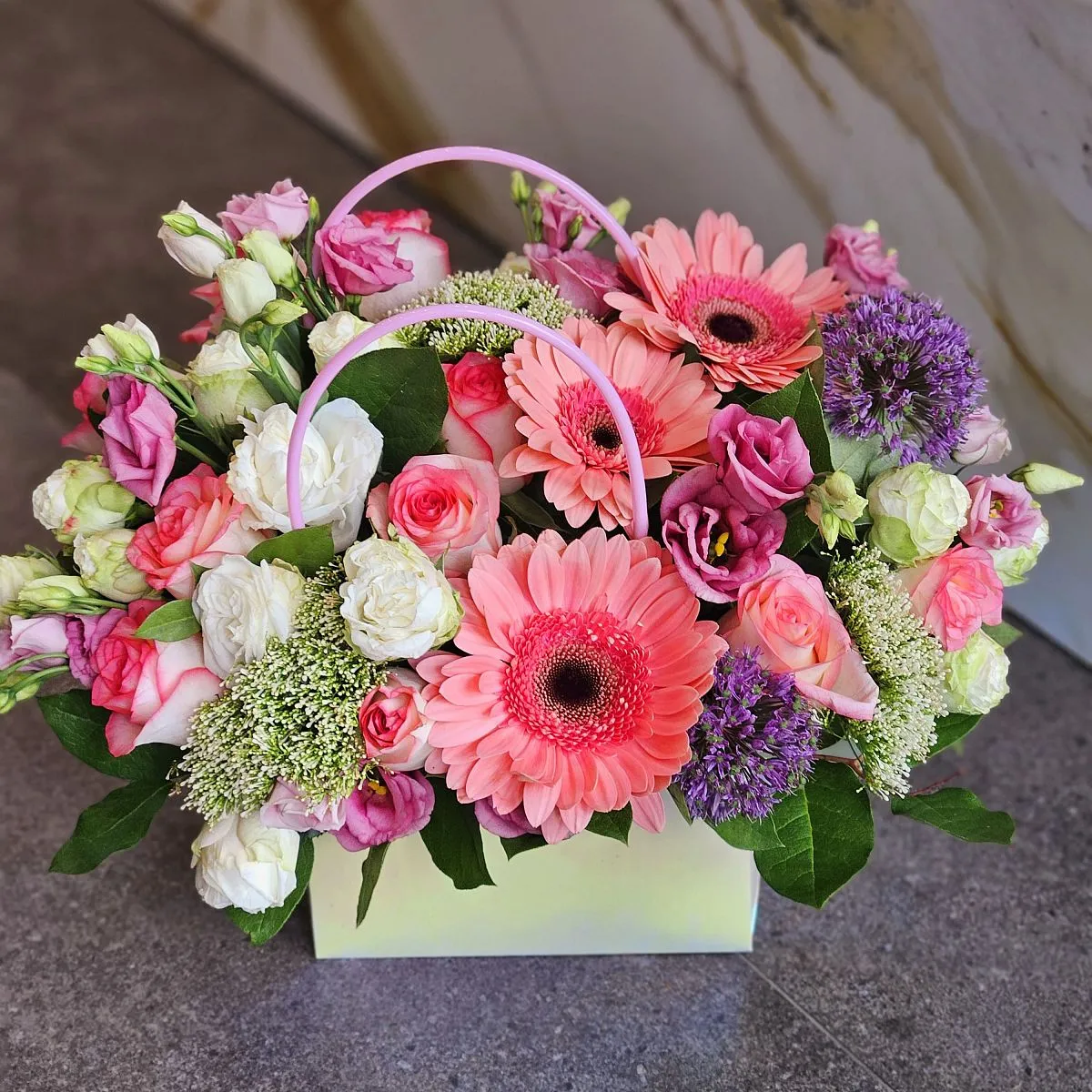 Розы, трахелиумы и герберы в коробке