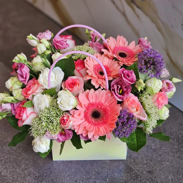 Розы, трахелиумы и герберы в коробке