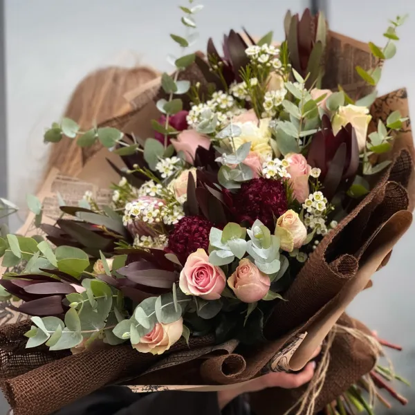 Букет из роз и хамелациума