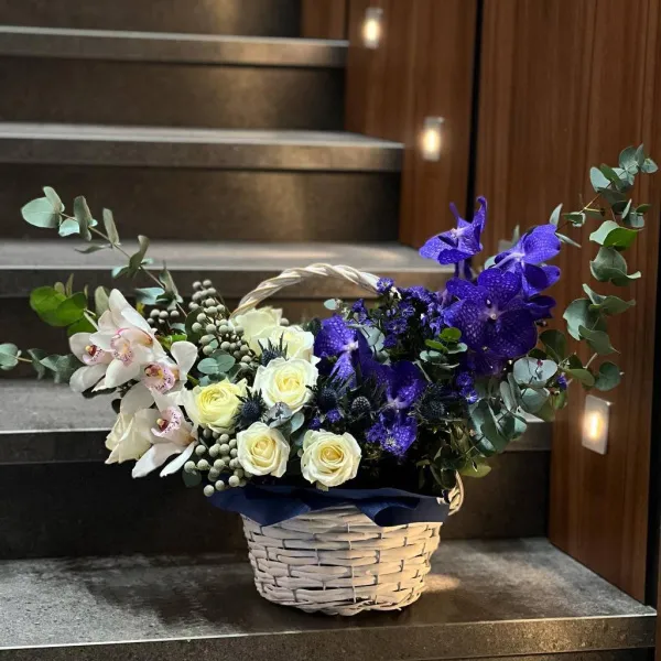 Орхидеи и розы в корзине