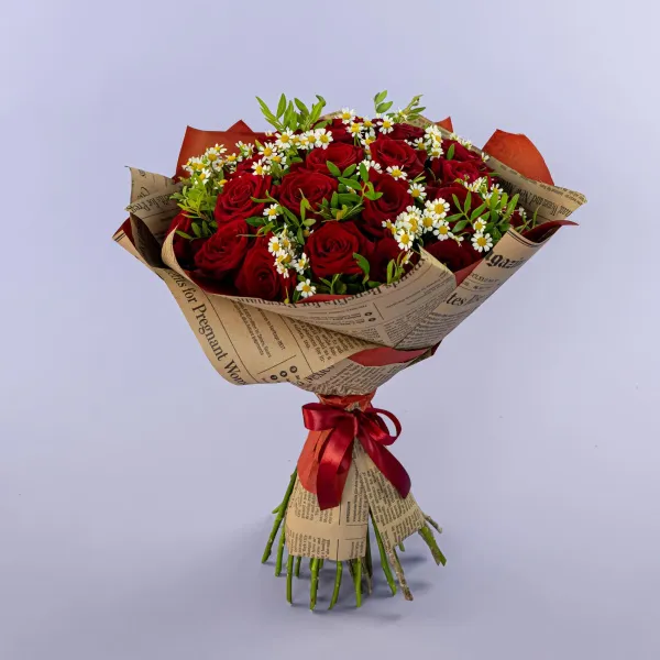 Букет из красных роз и ромашек
