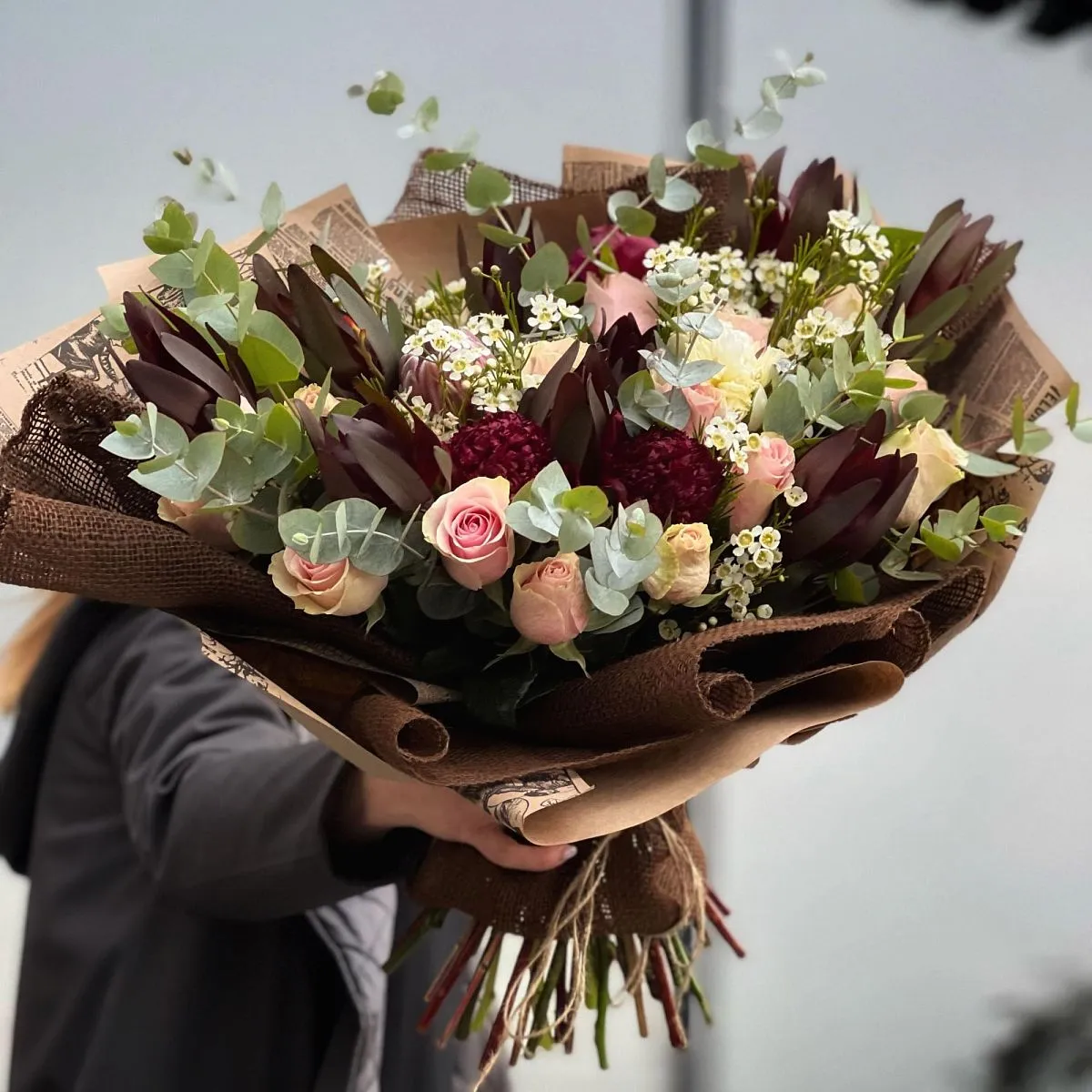 Большой букет из роз и хамелациума