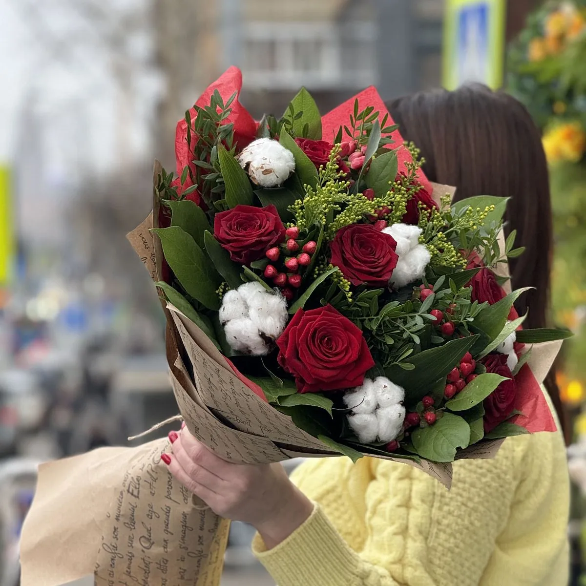 Букет из гиперикума, роз и аспидистра