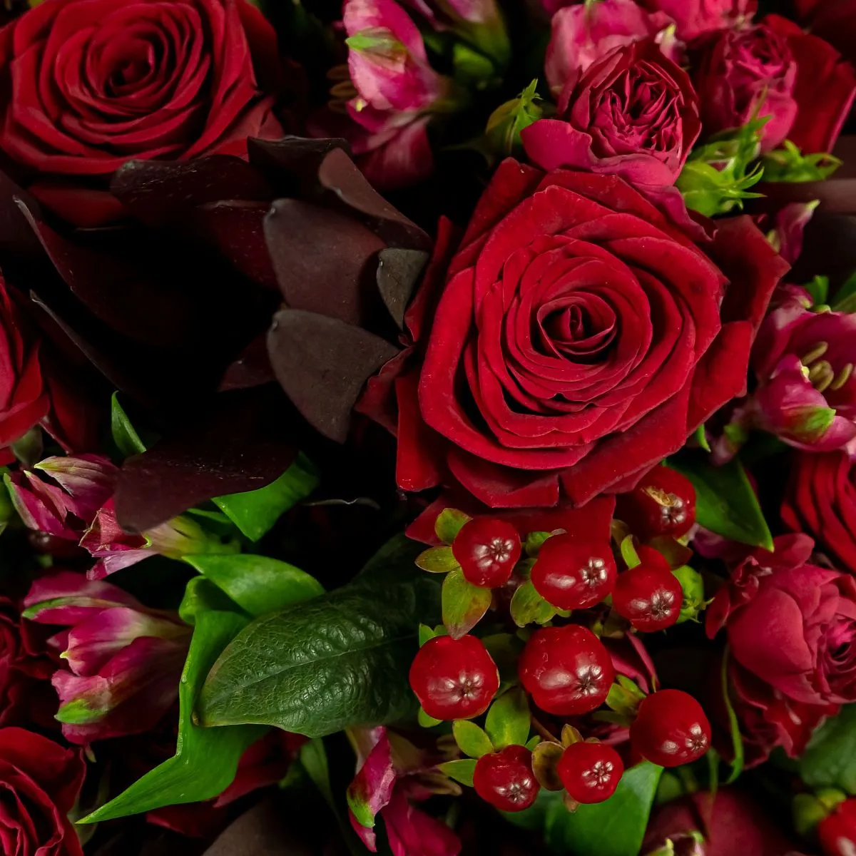 Букет из бордовых роз микс