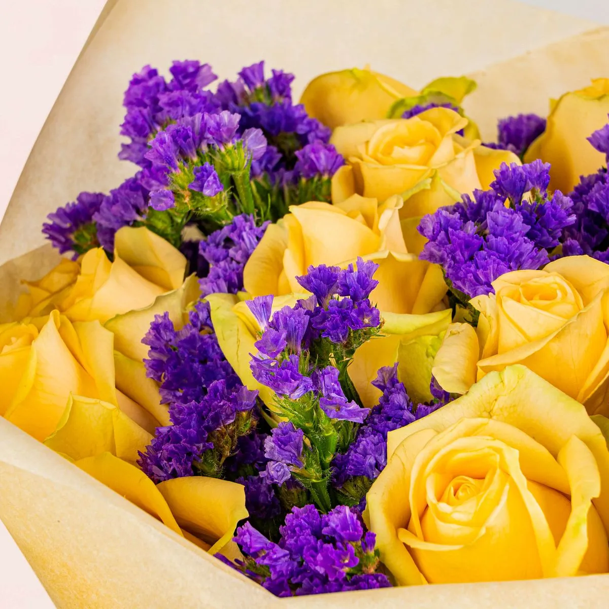 Букет из жёлтых роз и статицы