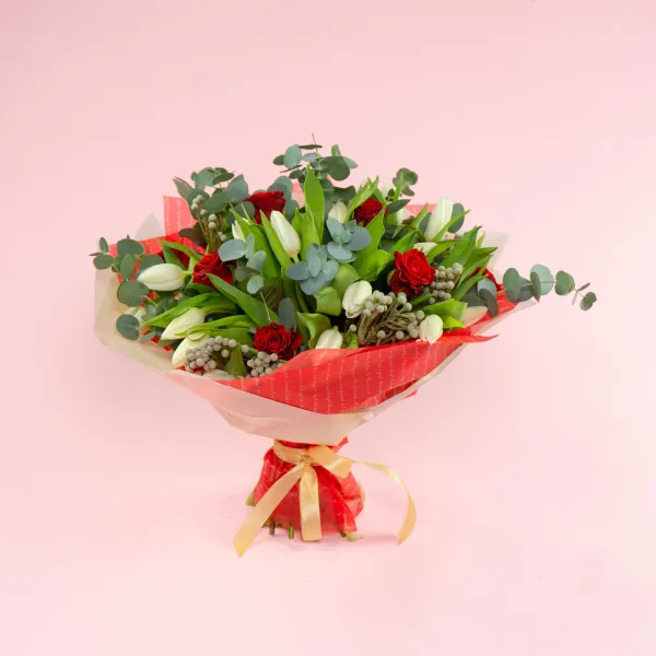 Букет из 10 роз и 25 тюльпанов