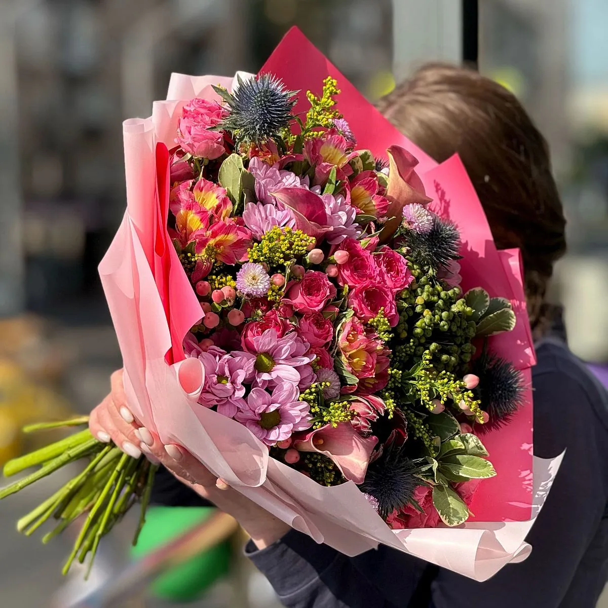 Большой букет из роз и хризантем