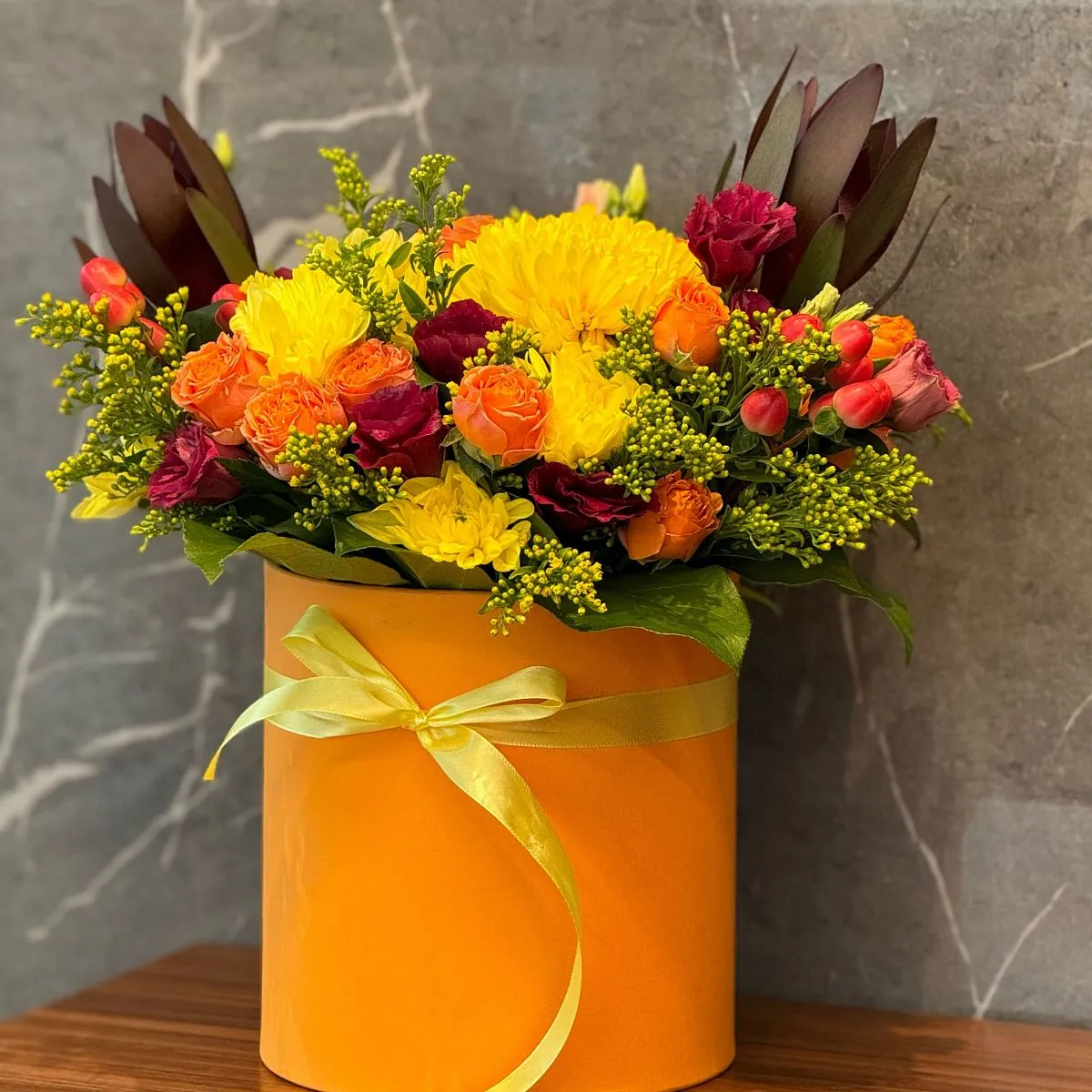 Гиперикумы, хризантемы и розы в коробке