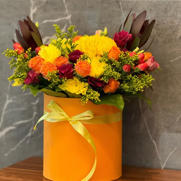 Гиперикумы, хризантемы и розы в коробке