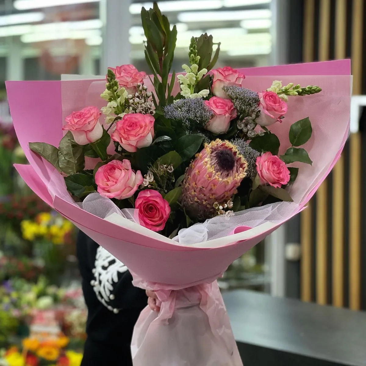 Большой букет из роз, сафари и хамелациума