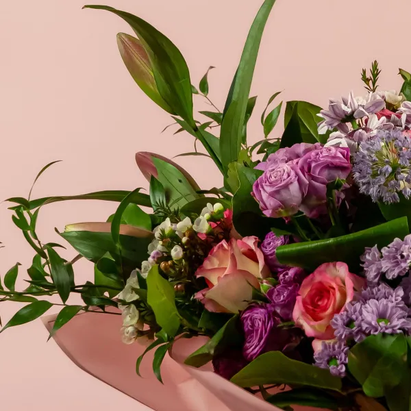 Букет из роз микс, лилии и гортензии