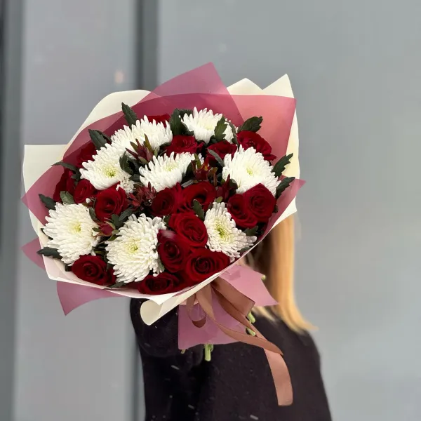 Букет из хризантем, роз и сафари