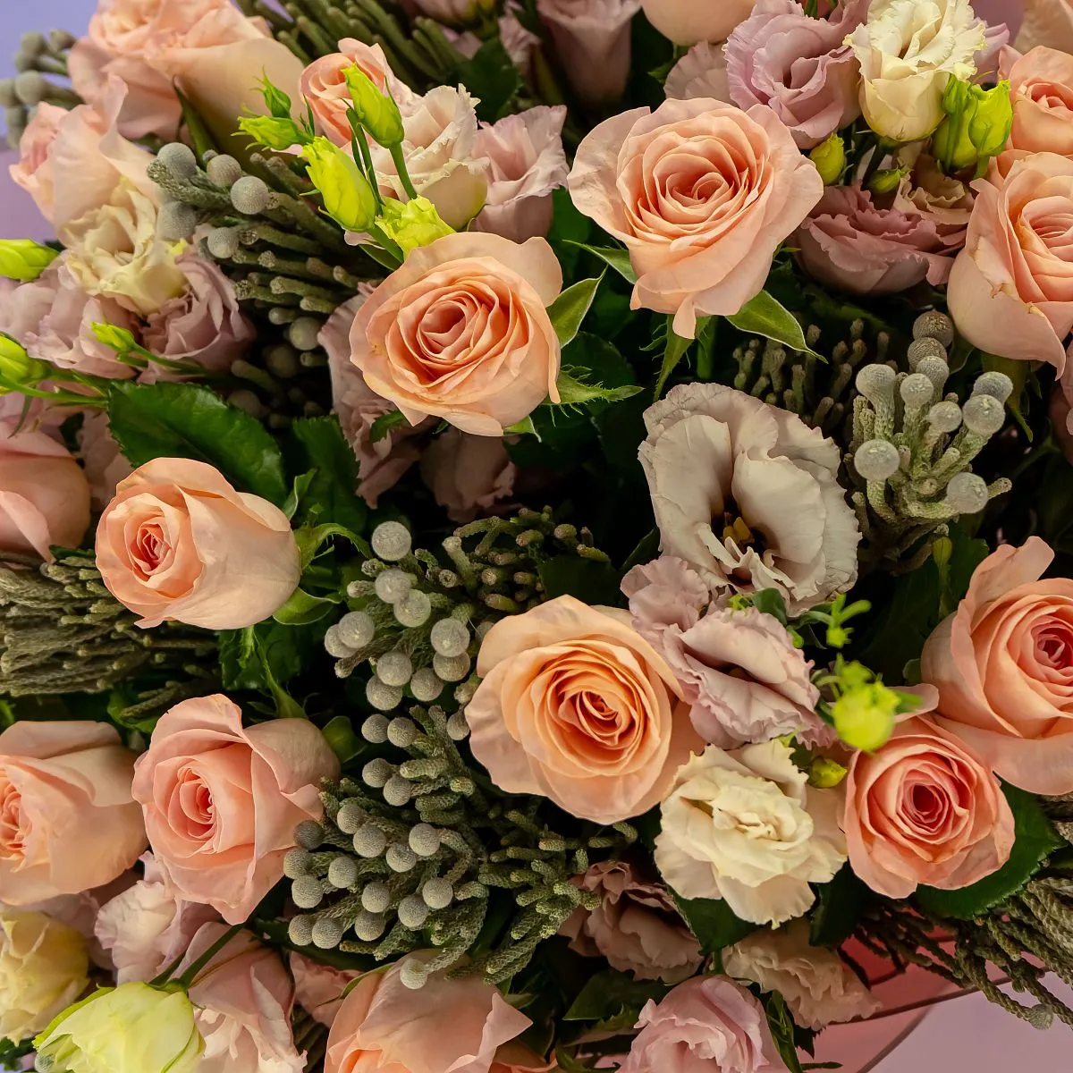 Букет из 29 роз и эустом