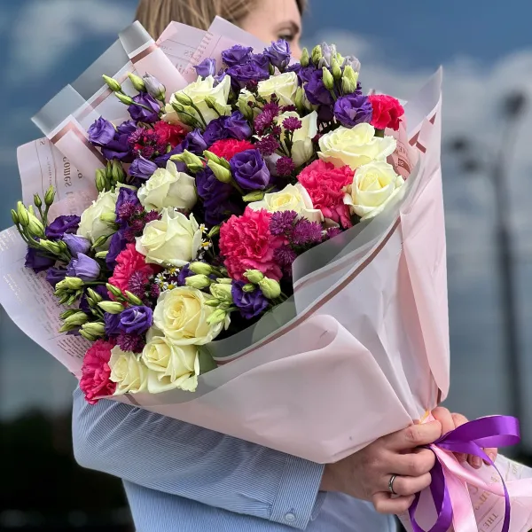 Букет из роз, эустом и гвоздики