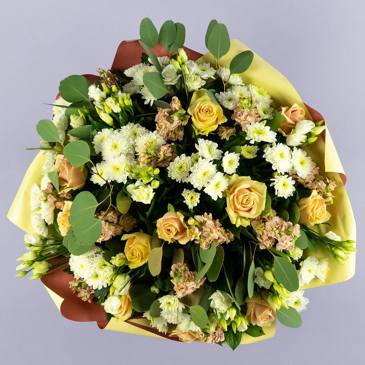 Букет из маттиол, роз и хризантем