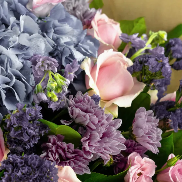 Букет из гортензии, роз и хризантем