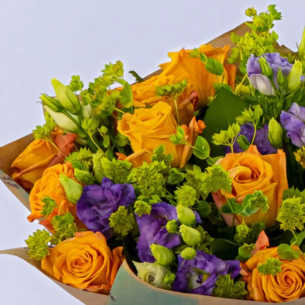 Букет из оранжевых роз и эустом