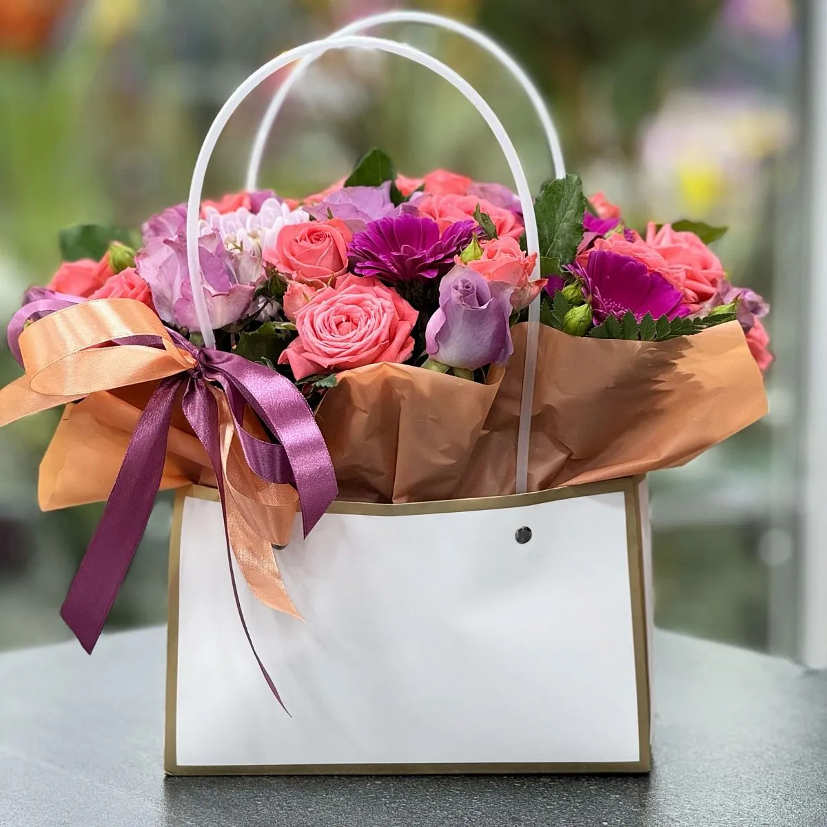 Хризантемы, розы и герберы в коробке