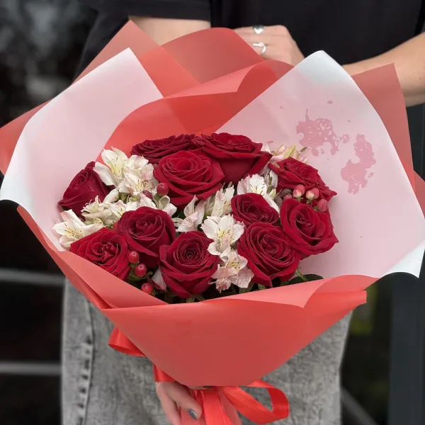 Букет из роз, альстромерий и гиперикума