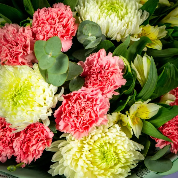 Букет из гвоздик и хризантем