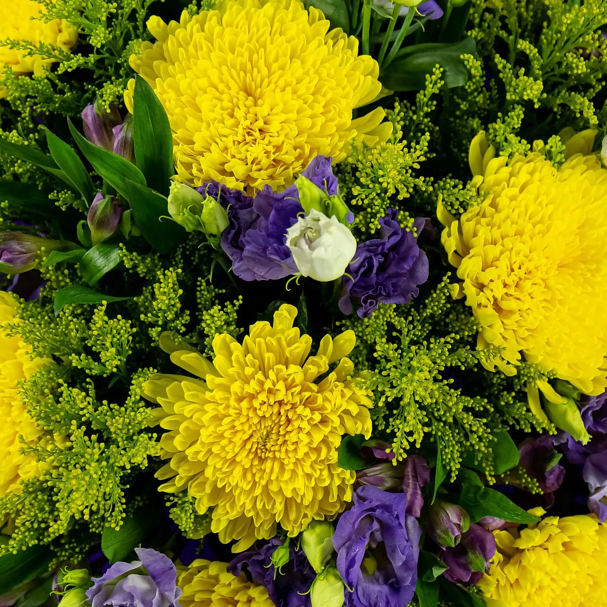 Букет из хризантем и эустом