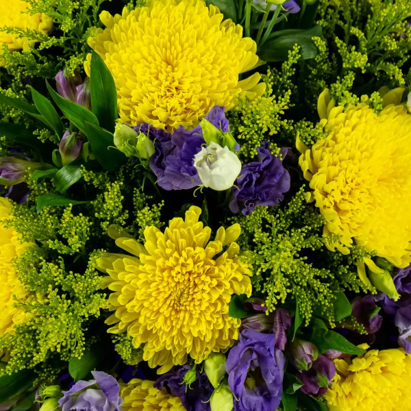 Букет из хризантем и эустом