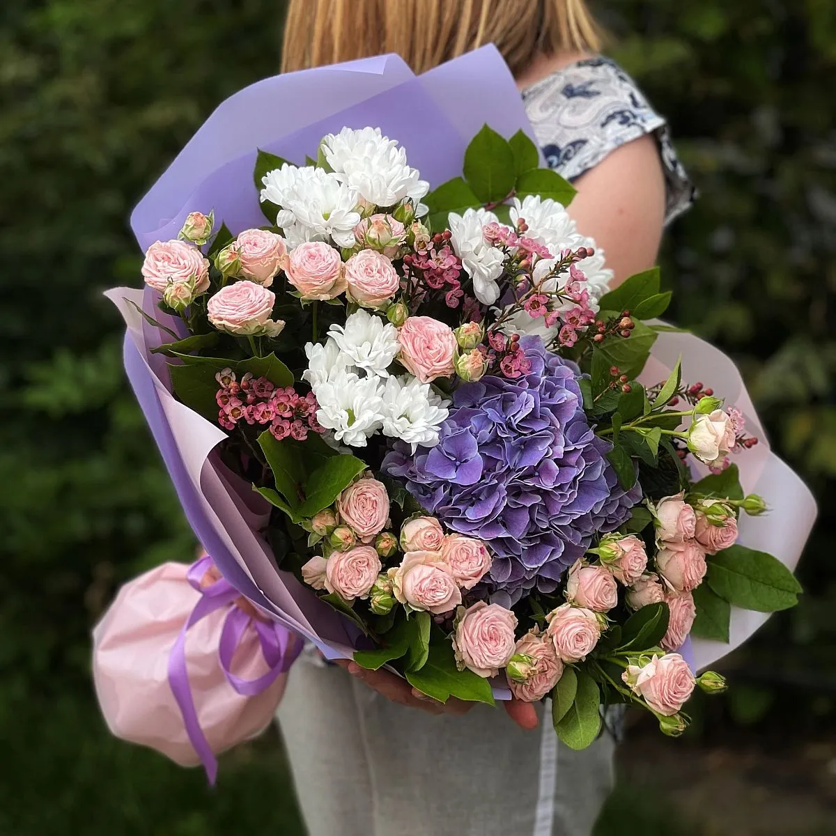 Огромный букет из роз и хризантем