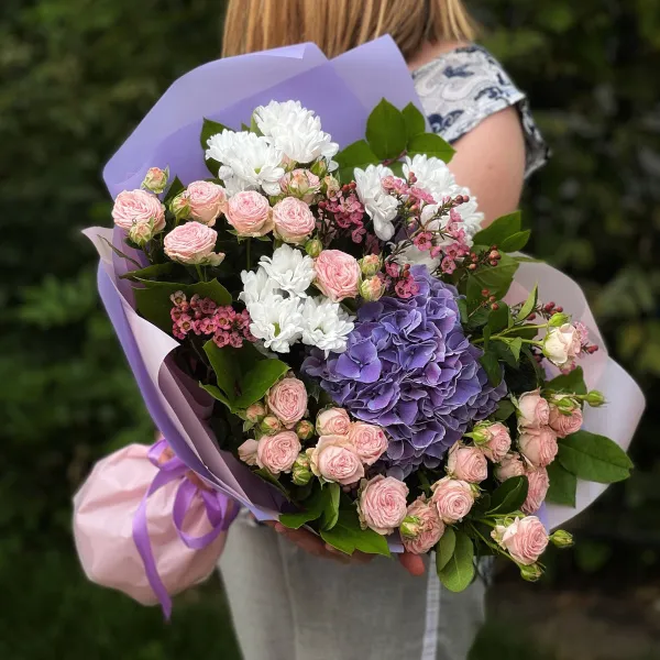 Букет из роз и хризантем