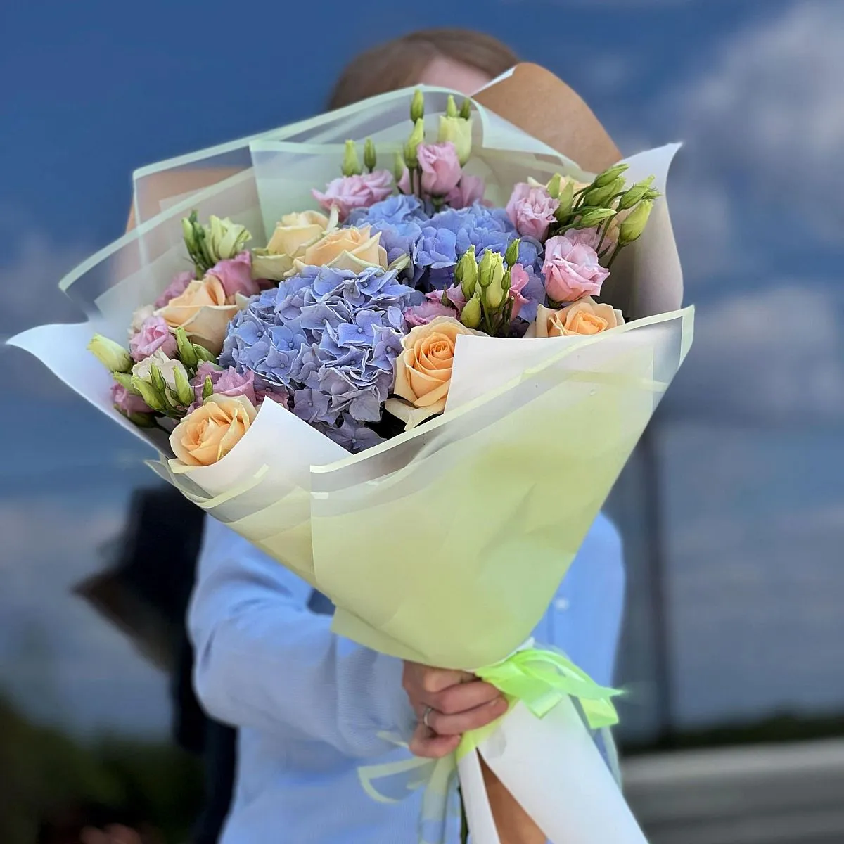 Огромный букет роз, эустом и гортензии (60 см)