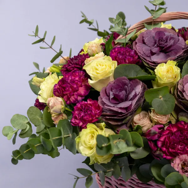 Розы микс и гвоздики в корзине