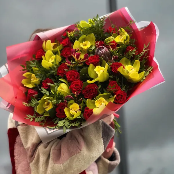 Букет из роз и протеи