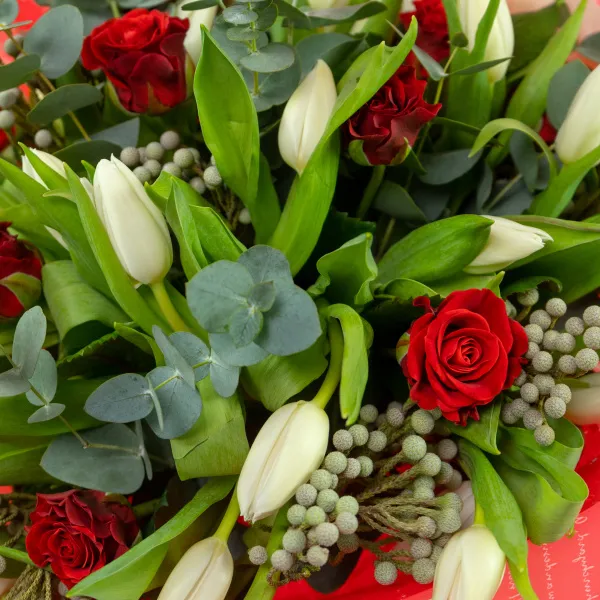 Букет из 10 роз и 25 тюльпанов