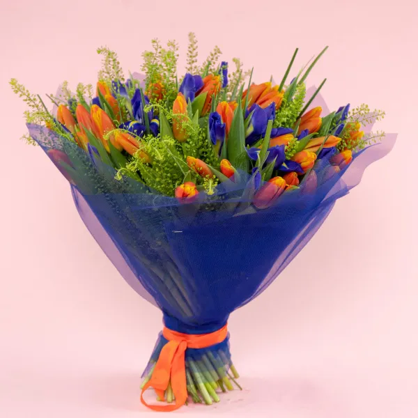 Букет из 50 тюльпанов и ирисов