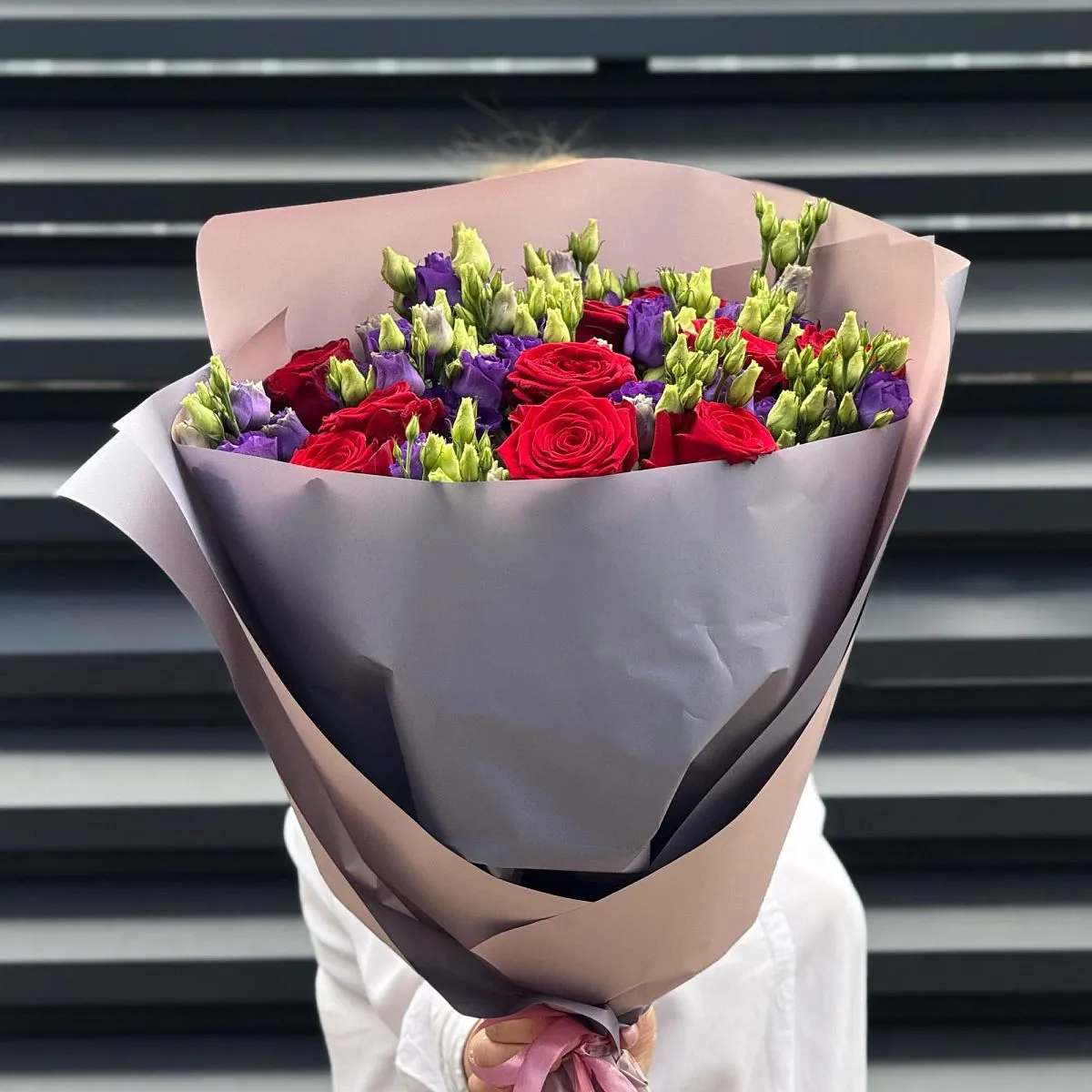 Букет из роз и эустом