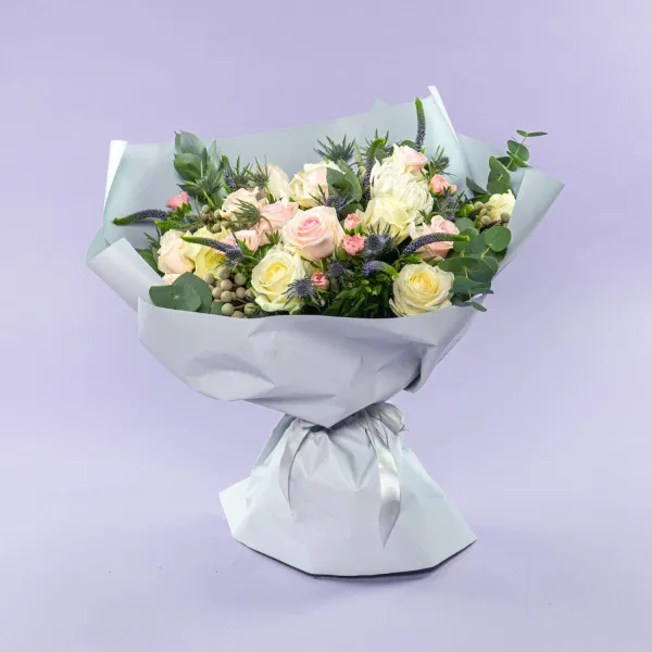 Букет из роз микс, гвоздик и хризантем