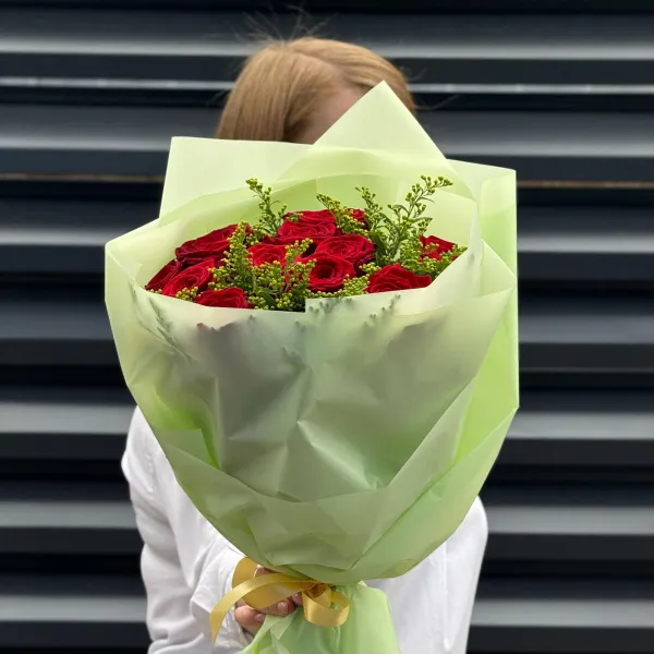 Букет из роз и солидаго