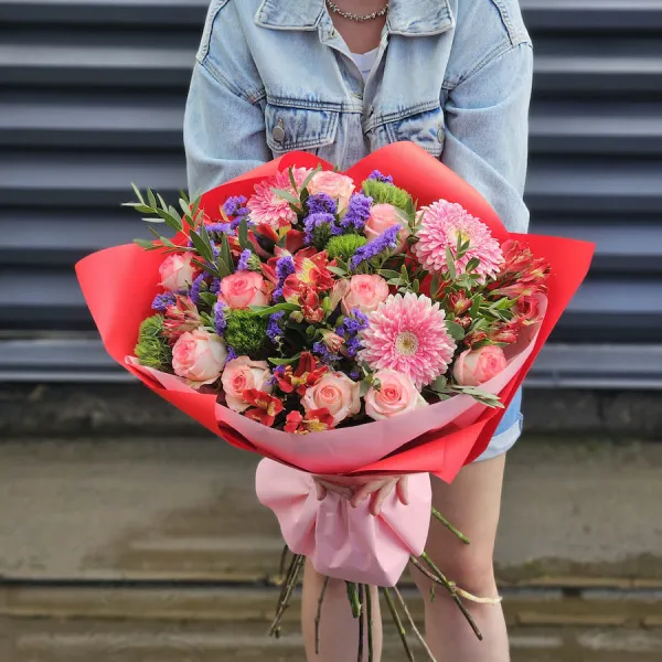 Букет из альстромерий, гербер и роз