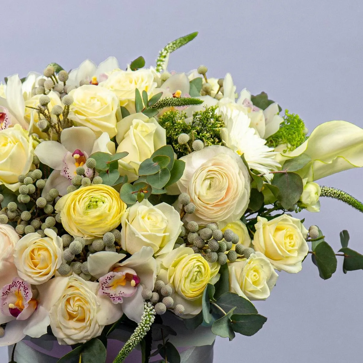 Розы, ранункулюсы и орхидеи в коробке