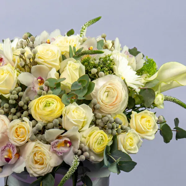 Розы, ранункулюсы и орхидеи в коробке