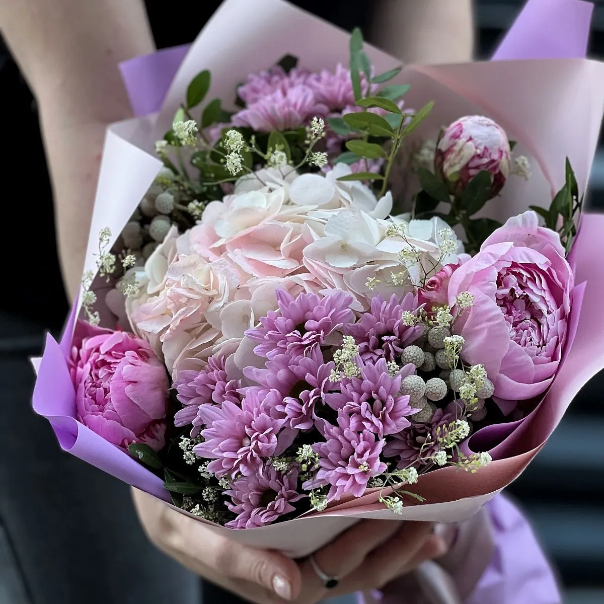 Огромный букет из хризантем и брунии