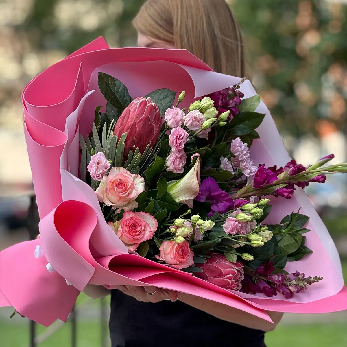 Большой букет из роз, хризантем и эустом