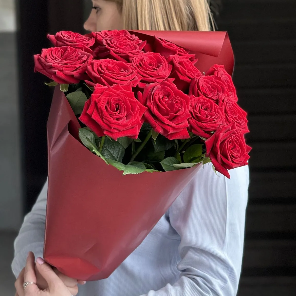 Букет из 15 красных роз (60 см)