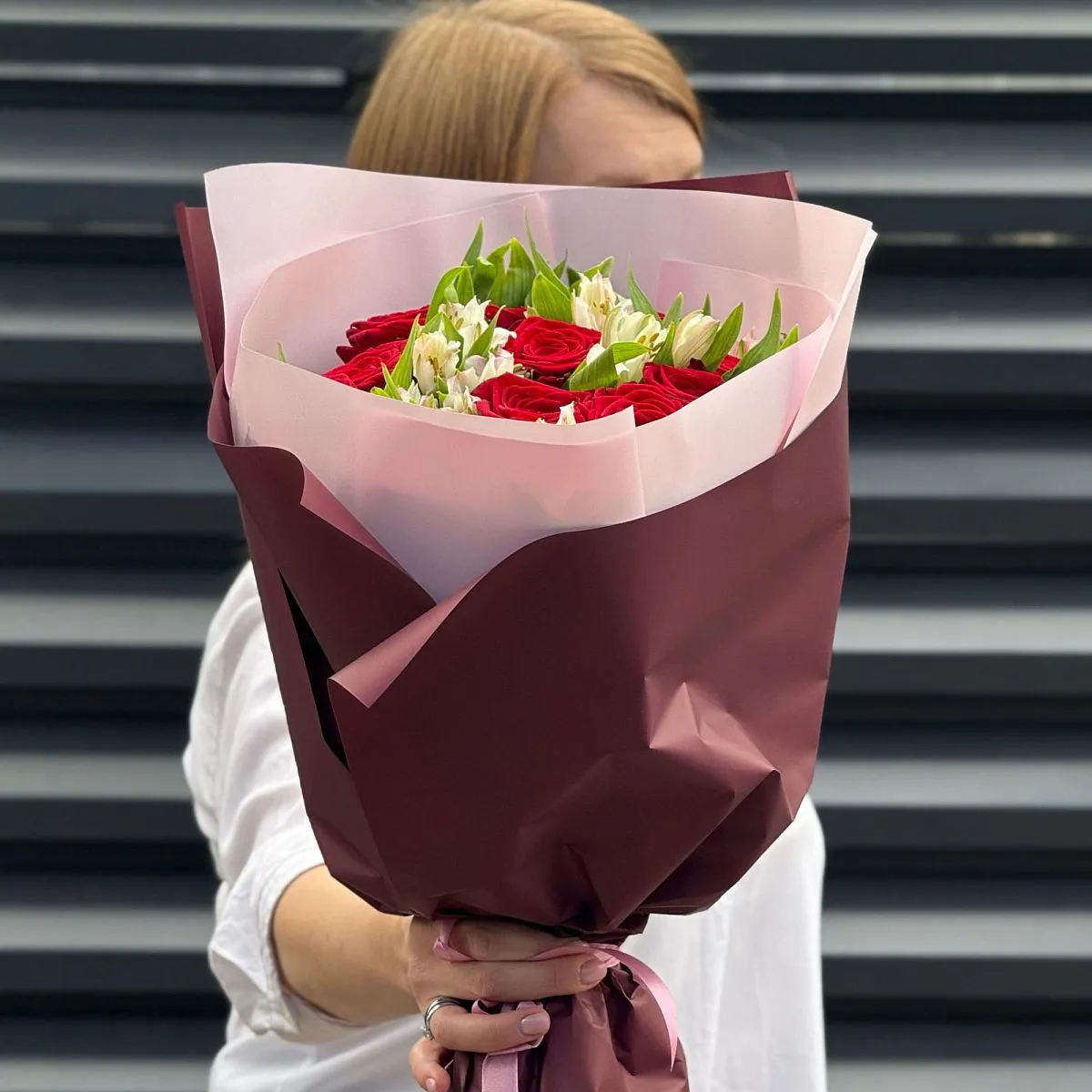 Большой букет из роз и альстромерии